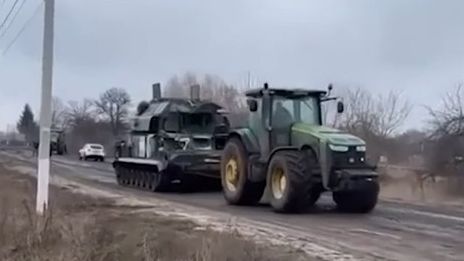 Video: Pozor, traktory útočí! Zemědělci už ukořistili stovky ruských obrněnců